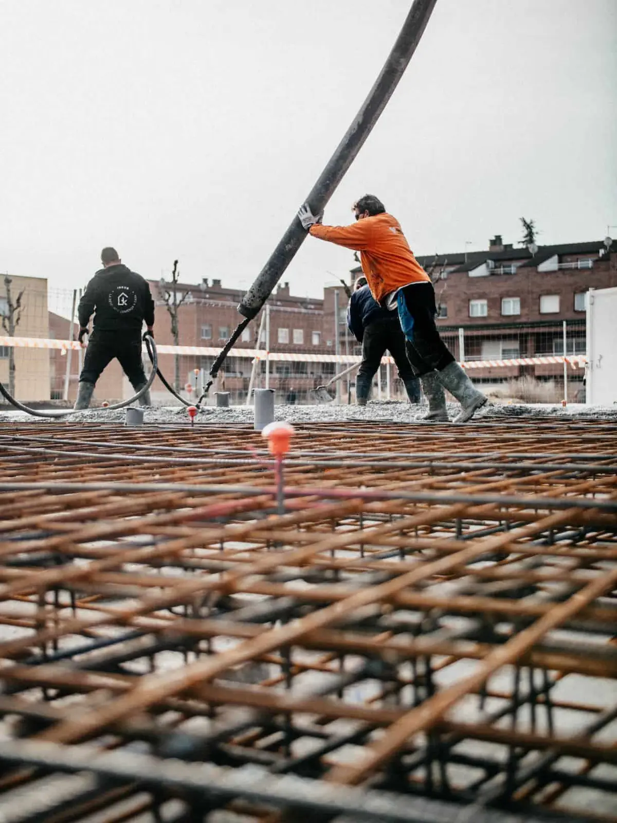 Treballadors abocant formigó sobre l'armadura